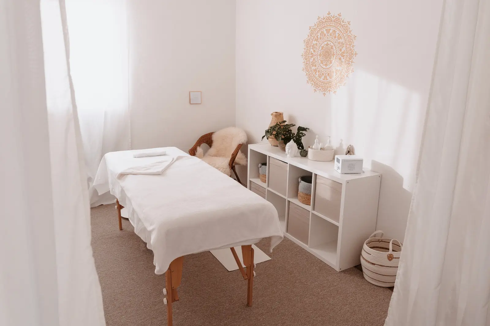 Heller und gemütlicher Massageraum im MaLou Spa